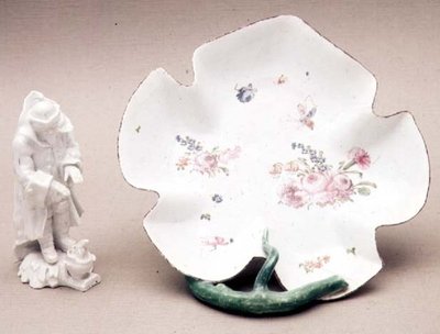 Longton Hall bladschotel, Trembly Rose, 1755, en figuur van Winter, 1758 door English School