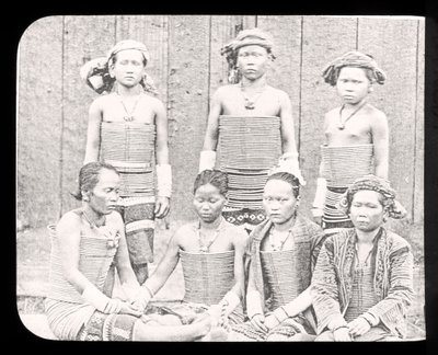 Toverlantaarnplaat van vrouwen van de Sea Dyas-stam, Borneo ca. 1900 door English School