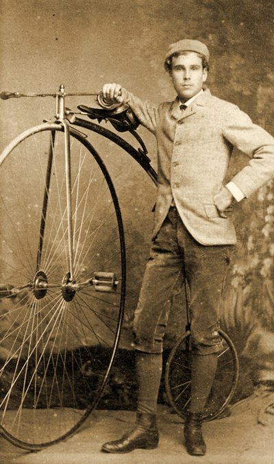 Man staand naast zijn Hoge Bi, c.1890 (zw/w foto) door English School