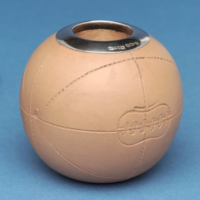Luciferhouder in de vorm van een voetbal, Doulton & Co., Lambeth door English School