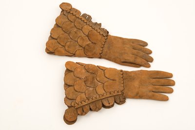 Mannen leren gepantserde handschoenen, ca. 1600-50 door English School
