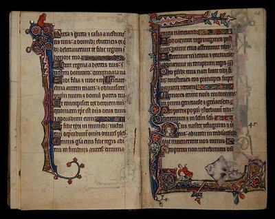 Ms 1-2005, ff.67v-68r: Een reuzenrog schrikt een man op, randdecoratie uit de Macclesfield Psalter, Gebruik van Sarum, Oost-Anglia, c.1330 door English School