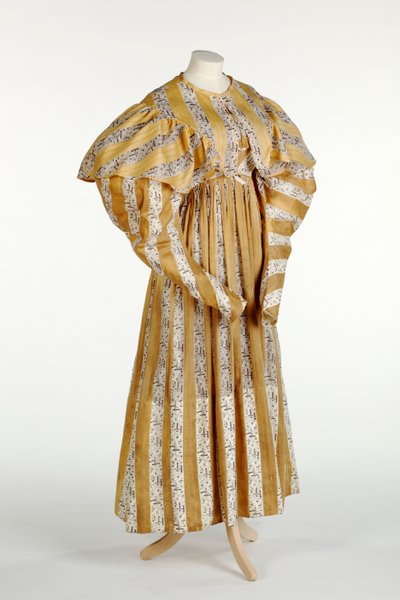 Mousseline jurk met abstract mauve patroon bedrukt binnen gele en witte verticale strepen, ca. 1820-30 door English School