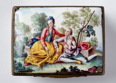 Rechthoekige doos met geliefden in een landschap op deksel, en geschilderde bloemen en insecten op gevormde zijkanten door English School