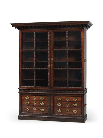 Een van een paar George II bibliotheekboekenkasten, ca. 1750 door English School