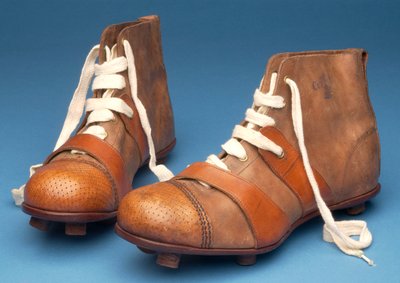 Paar Cup Final speciale laarzen met vlechtwerkpatroon gestempeld op de tenen, ca. 1910 door English School
