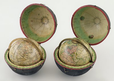 Paar Zak Globes, gemaakt door Newton & Son, c.1830 (carton pierre, messing, papier en gesimuleerd zwart leer) door English School