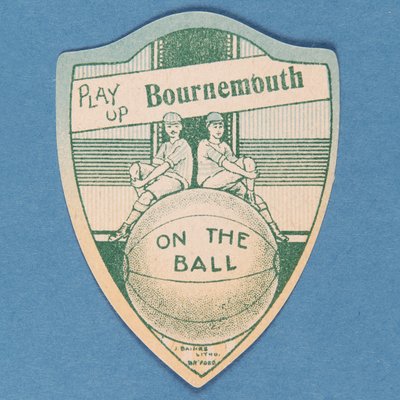 Speel Op Bournemouth, Baines kaart in de vorm van een schild en twee voetballers zittend op een grote voetbal, 1888-89 door English School