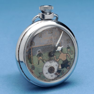 Zakhorloge met een afbeelding van een voetballer door English School