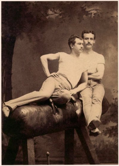 Portret van twee gymnasten die poseren op een paard met bogen ca. 1899 door English School