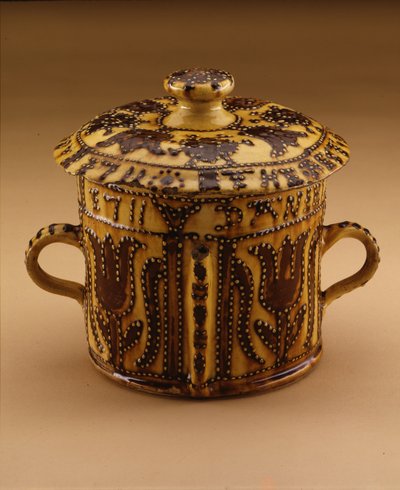 Possetpot met deksel, 1711 door English School