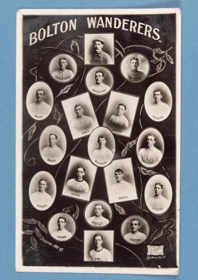 Ansichtkaart van Bolton Wanderers FC spelers, seizoen 1911-12 door English School