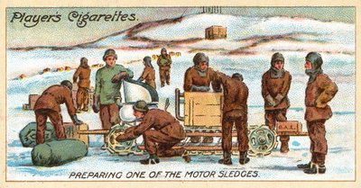 Een van de motorsledes voorbereiden door English School