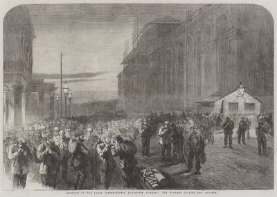 Voortgang van het Grote Internationale Tentoonstellingsgebouw, de arbeiders verlaten het terrein (gravure) door English School