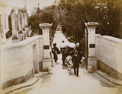 Koningin Victoria (1819-1901) bij de poorten van Villa Liserb, Zuid-Frankrijk door English School