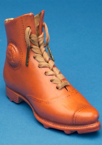 Replica voetbalschoen met veters gemarkeerd met het Stevens patent door English School