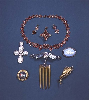 Robijnen ketting en oorbellen set; opaal en diamanten broche; Pietra Dura Broche; haar kam met Plique-a-jour email door English School