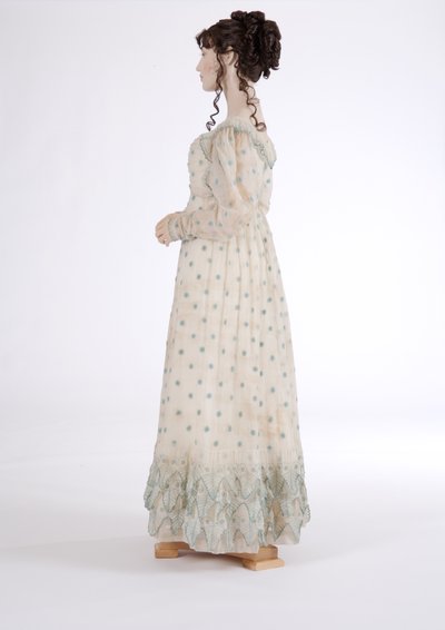 Zijaanzicht van een dagjurk, ca. 1815 (katoenen mousseline geborduurd met blauwe wol) door English School