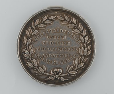 Zilveren Patriotic Fund-medaille ter herdenking van de alliantie tussen Engeland en Frankrijk 1854, uitgereikt door de burgemeester van Dover, 1855 door English School