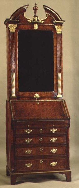 Kleine Queen Anne bureau boekenkast met vergulde monturen door English School
