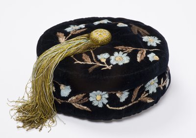 Rookmuts, c.1880 (geborduurd fluweel gevoerd met machinaal doorgestikte zijde) door English School