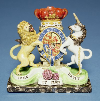 Spillvaas, in de vorm van het koninklijk wapen op een zwart marmeren sokkel, Walton door English School