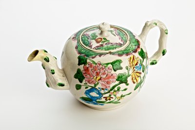 Staffordshire theepot versierd met chrysanten, 1760 door English School