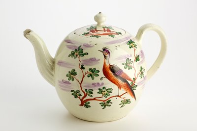 Staffordshire theepot versierd met exotische vogel en gebouw tussen bomen, ca. 1765-75 door English School