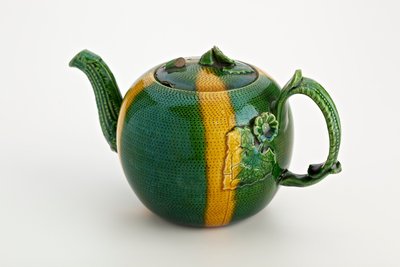 Staffordshire theepot met krabstok handvat en tuit, 1750 door English School