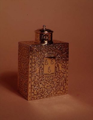 Theebus, versierd in de stijl van Gribelin, c.1700 (verguld zilver) door English School