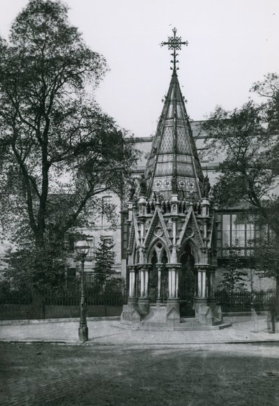 De Buxton Memorial Drinkfontein, St Margarets Westminster door English School