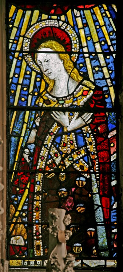Het oostelijke raam (Ew) met de Maagd Maria (samengestelde figuur) - met juwelen van ingelegd glas door English School