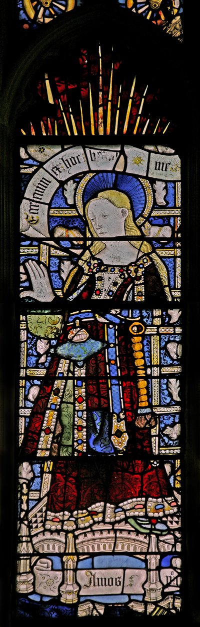 Het oostelijke raam (Ew) met de Maagd Maria (samengestelde figuur) - met juwelen van ingelegd glas door English School