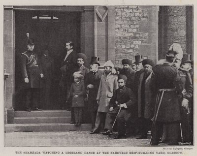 De Shahzada kijkt naar een Highland-dans in de Fairfield-scheepswerf, Glasgow (gravure) door English School