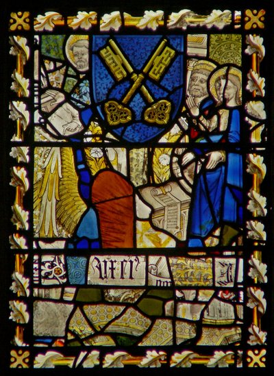 Het oostelijke raam met St. Johannes, St. Petrus bij de Poort, schild met een symbool van St. Petrus door English School