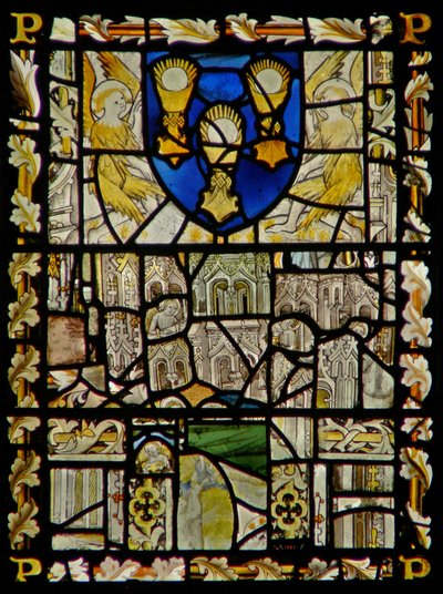 Het oostelijke raam met een schild met emblemen van het Sacrament; fragmenten van een baldakijn met figuren door English School