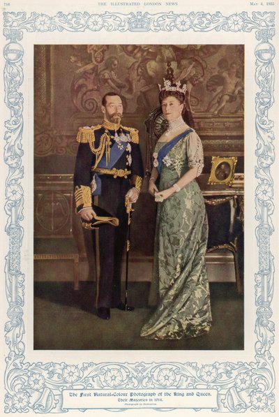 De eerste natuurlijke kleurenfoto van Koning George V en Koningin Mary in 1914, gereproduceerd in The Illustrated London News, 4 mei 1935 door English School