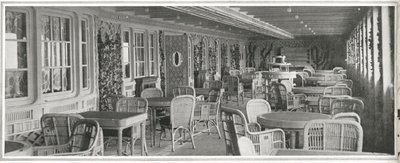 Het weelderige Parijse café op Titanic, met zijn traliewerk en klimplanten, uit 