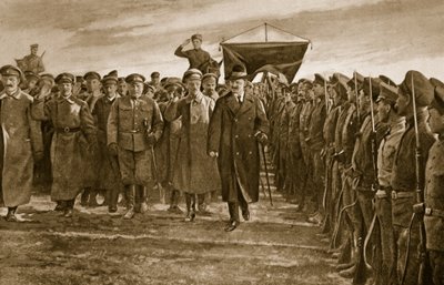 Trotski, de Bolsjewistische commissaris voor oorlog van Rusland, inspecteert een regiment van de Letten, die de elite van het Rode Leger vormden door English School