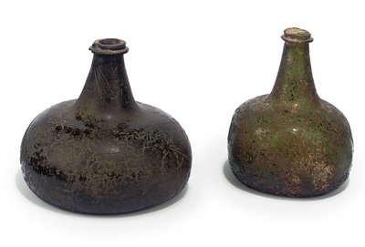 Twee groene "ui" wijnflessen, c.1700 door English School