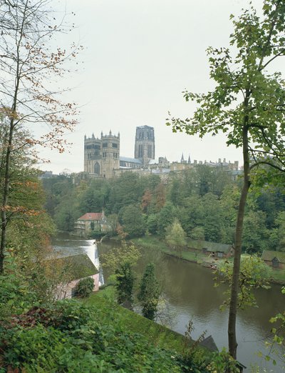 Zicht op de Durham Kathedraal over de rivier de Wear, begonnen 1093 door English School