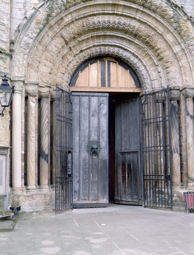 Zicht op de Noorddeur van de Durham-kathedraal door English School