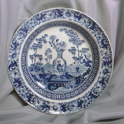 Wedgwood blauw bedrukte plaat, Chinees vaaspatroon, ca. 1810 door English School