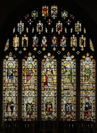 Raam Ew met Somerset glas van ca. 1450 in het oostraam met tien fijne figuren van heiligen door English School
