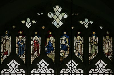 Raam N5 met tracery-lichten met een reeks heiligen waaronder Filippus, Bartholomeus, Matthias, Simon, Judas en Thomas met de Kroning van de Maagd in het midden door English School
