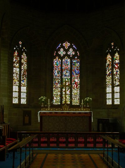 Raam met een uitzicht op het oostelijke uiteinde van de kerk door English School