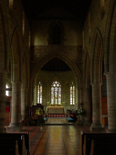Raam met een uitzicht naar het oostelijke uiteinde van de kerk door English School