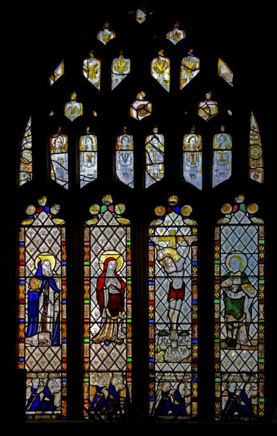 Raam n3 met St. Antonius, Maagd Maria, St. Johannes bij de Kruisiging. Schenkers door English School