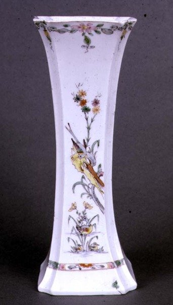 Worcester vaas van uitlopende vorm geschilderd in Kakiemon kleuren, ca. 1750 (keramiek) door English School