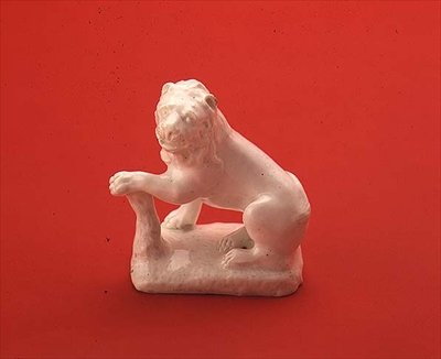 Boog witte figuur van een leeuw, zittend naar links kijkend, ca. 1750 (keramiek) door English School English School